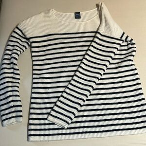 Women’s maternity sweater. Gap brand
